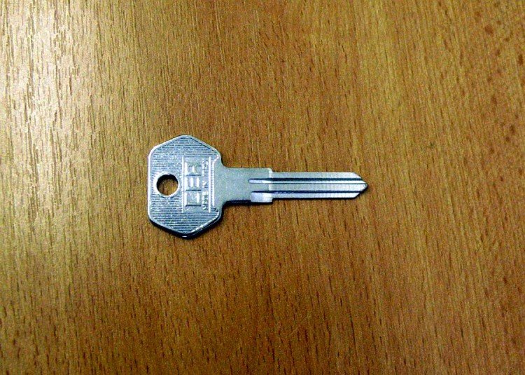 KA -/WT14/WT8R/AD14L (autoklíč) - Vložky,zámky,klíče,frézky Klíče odlitky Autoklíče