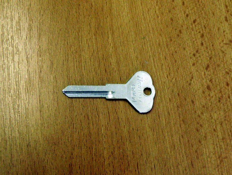 KA -/WT10/WT11/AD13 DOPRODEJ (autoklíč) - Vložky,zámky,klíče,frézky Klíče odlitky Autoklíče