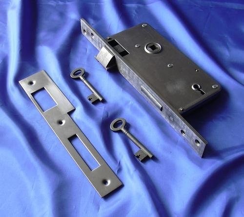 Zámek vratový zadlabací 1/1 LEVÝ dozický na klíč 105 mm Zámek vratový zadlabací 1/1 LEVÝ dozický na klíč 105 mm