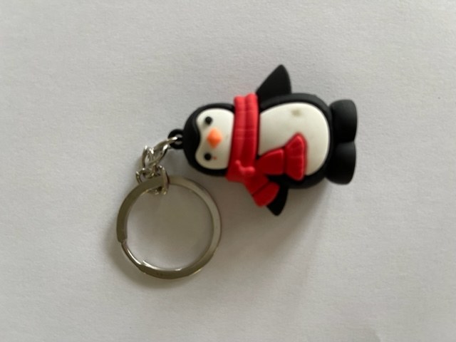 Přívěsek tučňák s rudou šálou DOPRODEJ - VÝPRODEJ ZBOŽÍ
