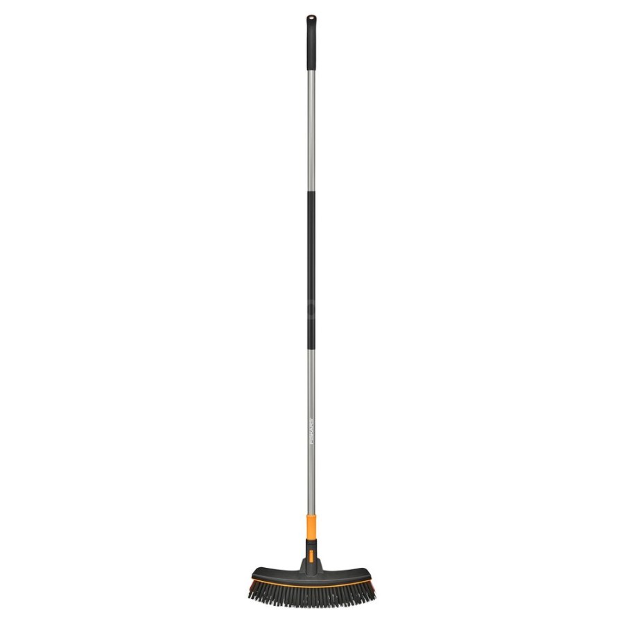 Koště univerzální Ergonomic s násadou š. 33x171 cm / 1077115 FISKARS - Pomůcky ochranné a úklidové Pomůcky úklidové Smetáky, lopatky