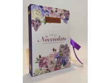 Bonboniéra tvaru knihy s pralinkami z mléčné čokolády 150 g fialová CHOCOLADY NOCCIOLATTO