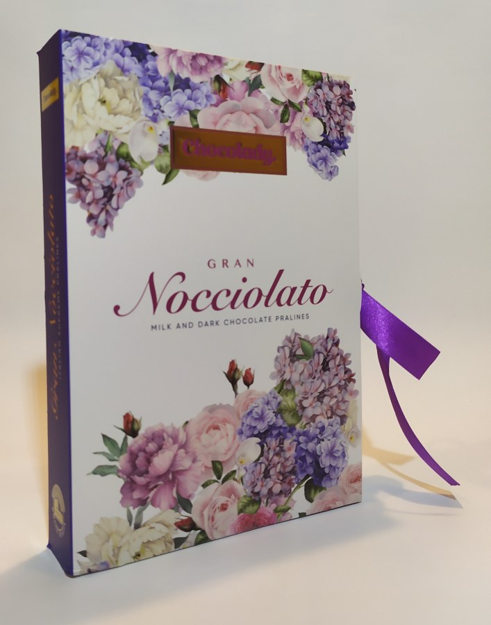 Bonboniéra tvaru knihy s pralinkami z mléčné čokolády 150 g fialová CHOCOLADY NOCCIOLATTO - Delikatesy, dárky Čokolády, bonbony, sladkosti