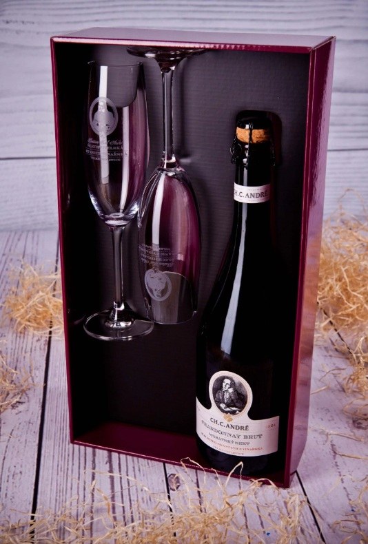 Kazeta dárková Bordó + 2 skleničky na sekt 220 ml s logem ŠSV + brut sekt 0,75 l Kazeta dárková Bordó + 2 skleničky na sekt 220 ml s logem ŠSV + brut sekt 0,75 l