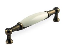 Úchytka kovová 1699-107 rozteč 96 mm, délka 107 mm, PF21 ZN48 staromosaz brinýr, porcelán